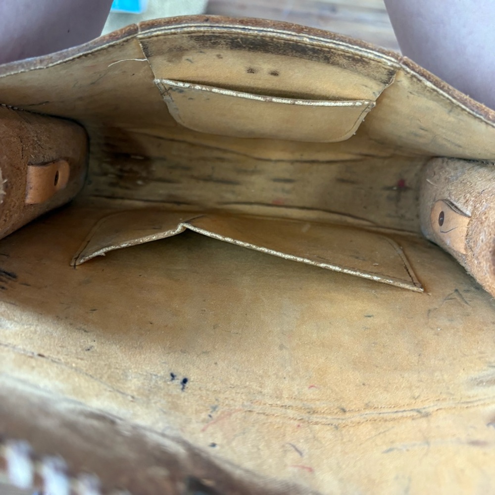 Vintage 70s Floral Tooled Cowhide Leather Crossbody Bag - Picture 7 of 8